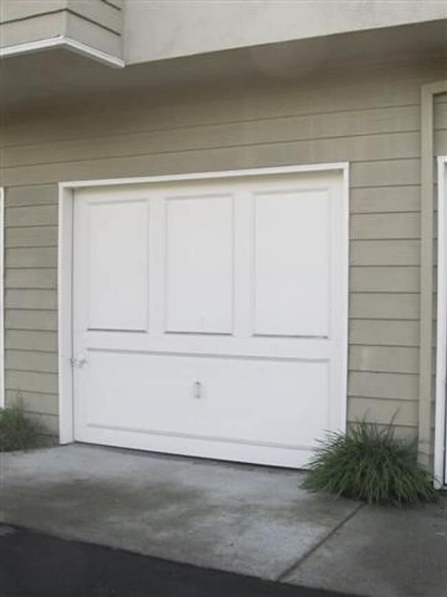 Building Photo - ALISO VIEJO- SPACIOUS 1 BEDROOM + DEN OR OFFICE CONDO WITH GARAGE