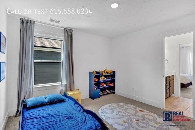 Building Photo - 613 Conifer Dr