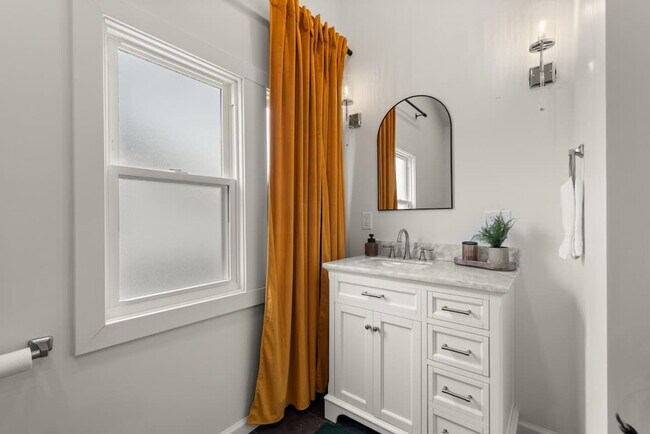 Building Photo - 4040 W 158th St