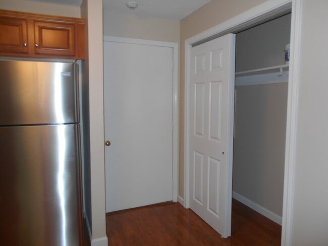 Building Photo - Londonderry Garden Condo- Available NOW!
