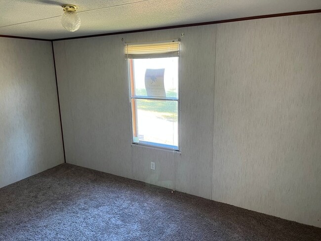 Building Photo - 3 bedroom 2 bath mobile home for rent