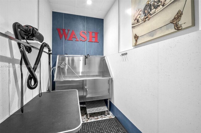 Building Photo - 300 S Biscayne Blvd