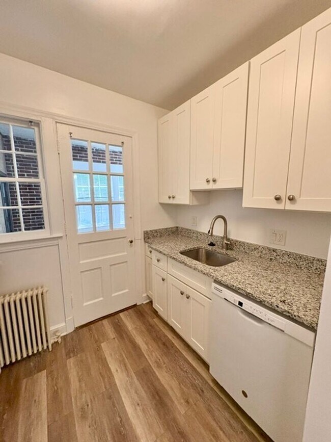 Building Photo - 4534 Avondale St