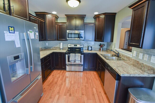 Building Photo - Pet Friendly Three Bedroom with Bonus!