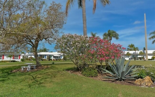 Building Photo - 909 Spanish Dr N