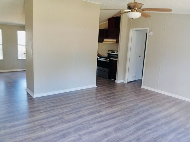 Building Photo - 3 Bed 2 Bathroom Single Family