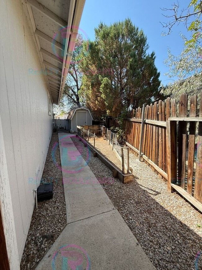 Building Photo - 1/2 Month Free!! 3BR/2BA Single-Story with...