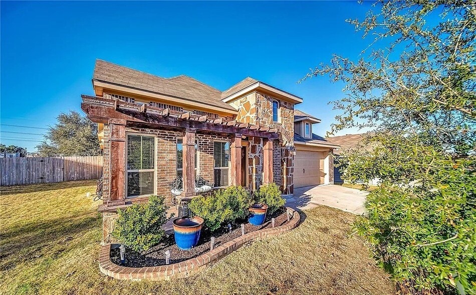 Building Photo - 3701 Castleton Dr
