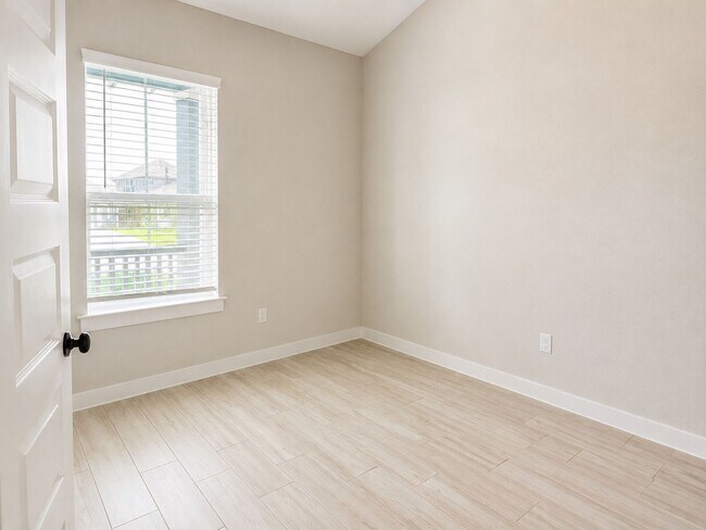 Building Photo - Beautiful 3 Bedroom Home + Study in Paramount