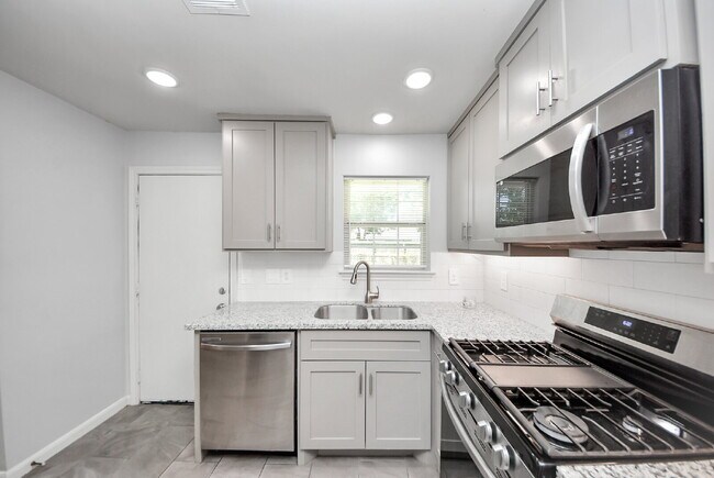 Building Photo - 5003 Enyart St