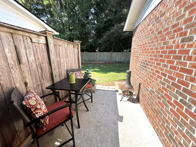 Building Photo - 1600 Sturdivant Dr