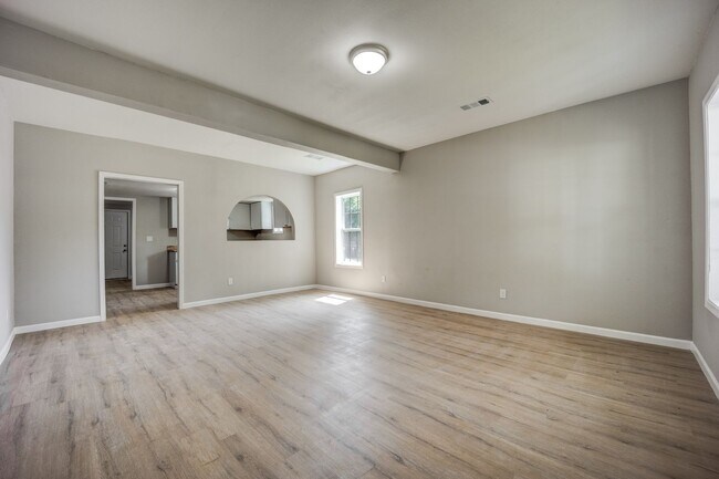 Building Photo - Freshly Updated 3 Bedroom House