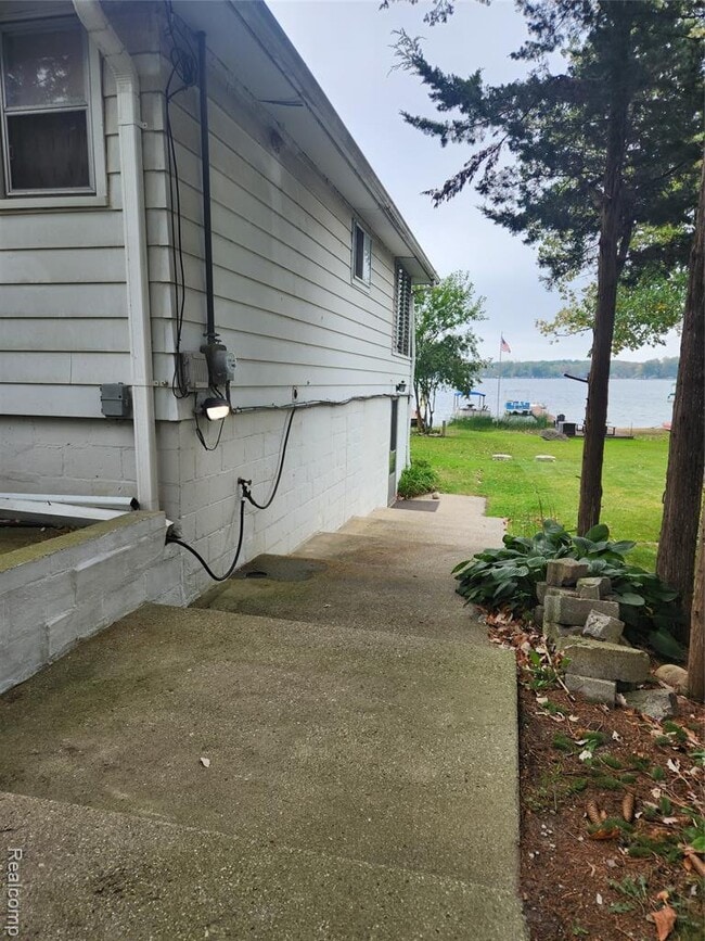 Building Photo - 8463 Hillpoint Dr
