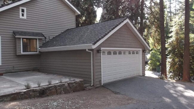 Building Photo - Fabulous 3 bedroom home near Jenkinson Lake.