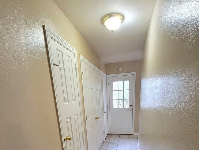 Building Photo - 3-bedroom home!