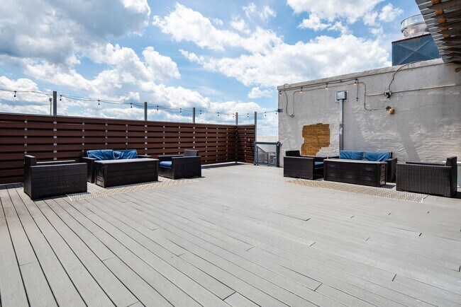 Building Photo - Enjoy the excitement of living in the heart of downtown Knoxville with this FURNISHED loft at $27...
