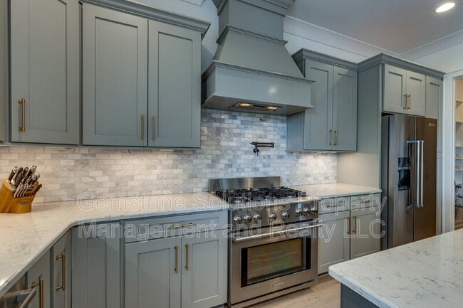 Building Photo - 1806 Burland Cres