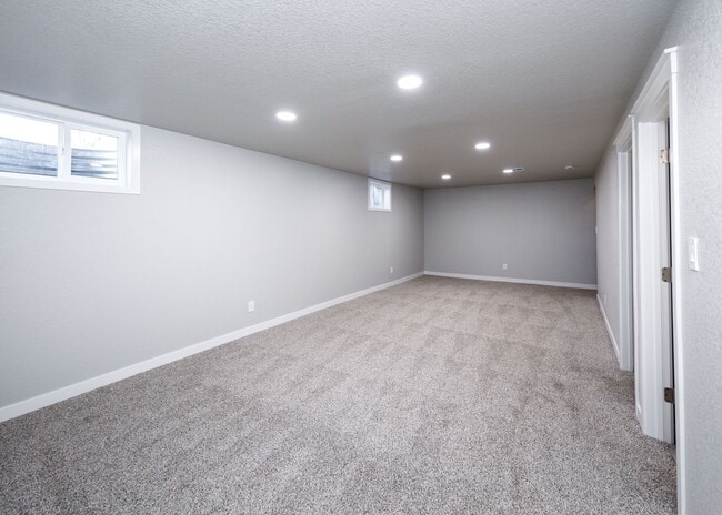 Building Photo - Newly Remodeled 5 Bed Home with Huge Yard