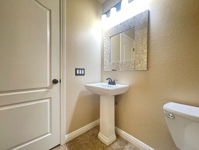 Building Photo - Gorgeous 2-story home in the Green Valley ...