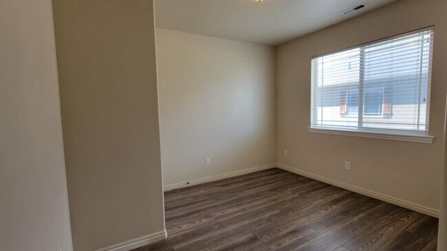 Building Photo - Gorgeous Eagle Mountain Condo!