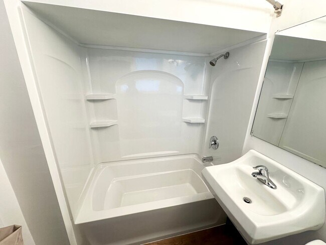 Building Photo - 610 S Pine St