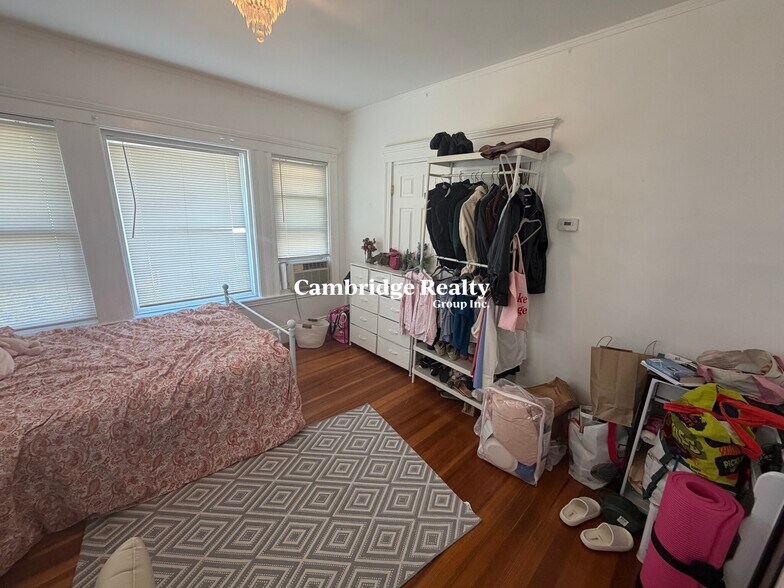 Building Photo - 100 W Adams St