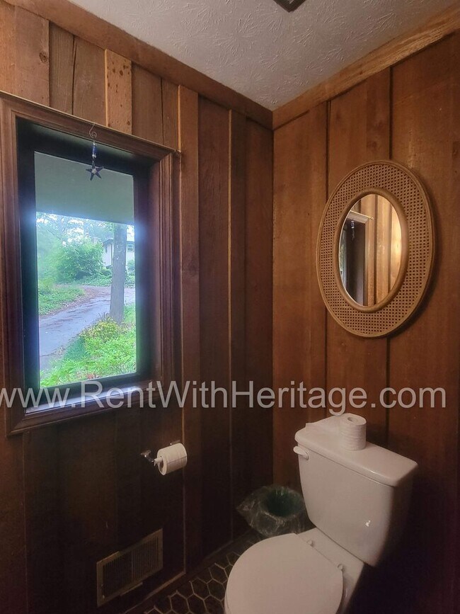 Building Photo - Charming Cabin Style Home on 1.3 Acres / F...