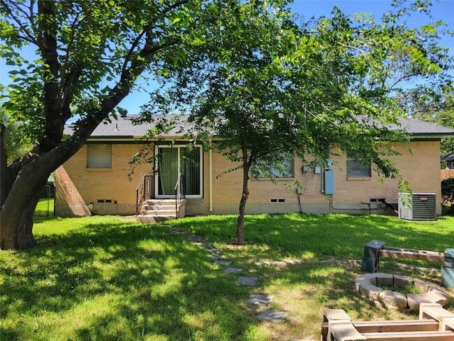 Building Photo - 1220 Lewis Dr