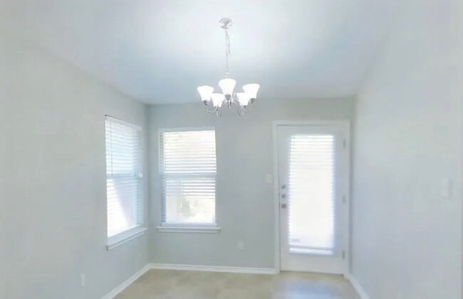 Building Photo - MOVE IN READY