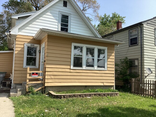 Building Photo - 3 Bedroom Single Family Home with Off stre...