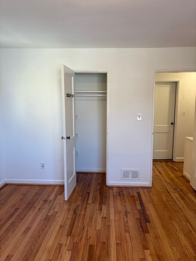 Building Photo - Recently Remodeled 2BR/1BA Three-Level Duplex in Arlington