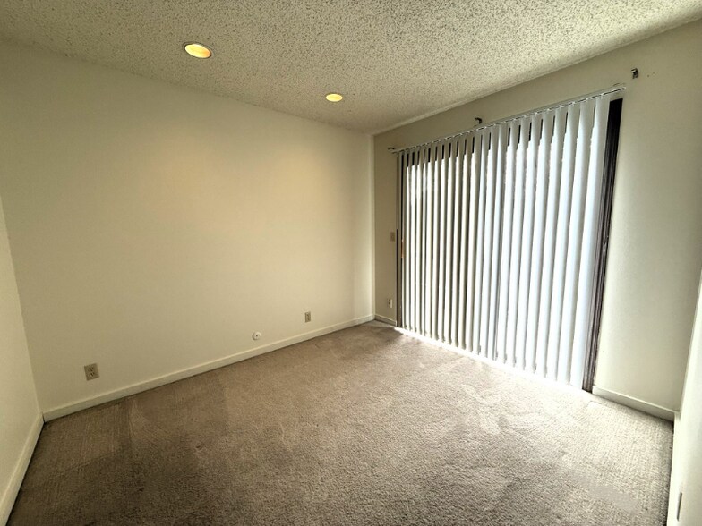 Building Photo - 1330 N Perry Ave