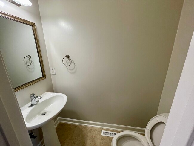 Building Photo - 1047 McKenna Dr