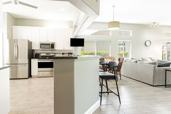 Building Photo - Beautiful 2-Bed Home, Dog Friendly & Resort-Style Amenities – Available for Annual Rental!