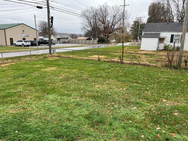 Building Photo - Centrally located 3 bedroom bungalow READY NOW!