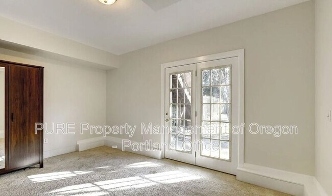 Building Photo - 310 NE Morris St