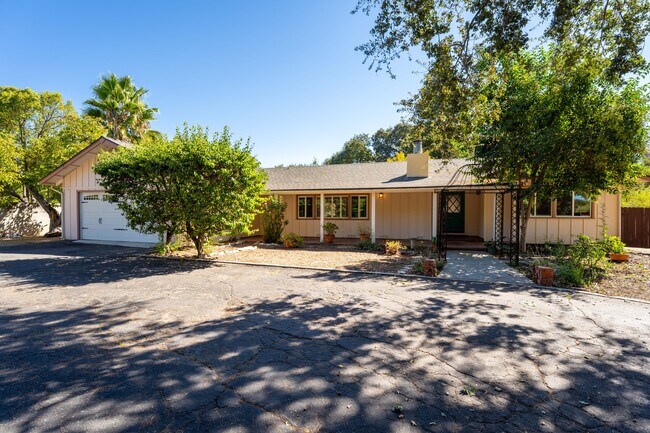 Building Photo - 190 Fairway Ln