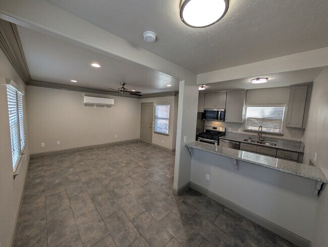 Building Photo - 935 E Divisadero St