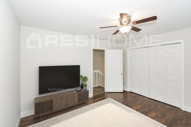Building Photo - 422 Raintree Dr