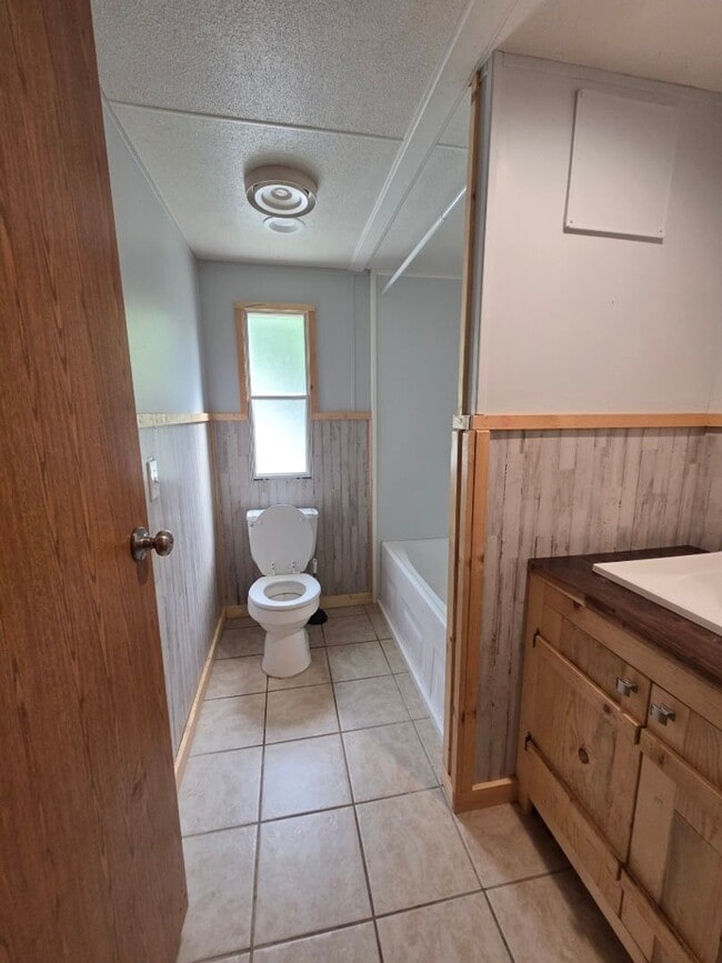 Building Photo - $1,800 - 3 Bedroom 3 Bathroom Unfurnished Home in Tatham Mountain Park