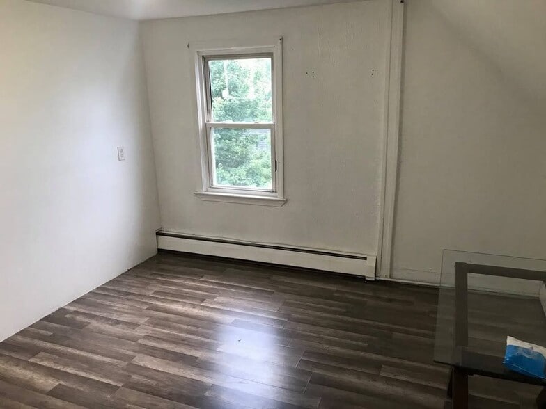 Building Photo - 10 7th Ave