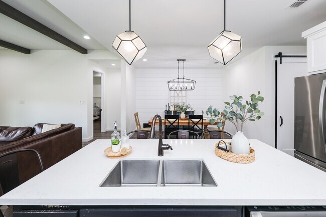 Building Photo - 1419 Calamian Dr