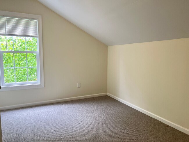 Building Photo - Spacious 3 Bed | 3.5 Bath End Unit Townhom...