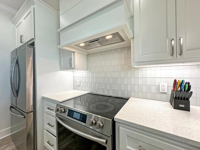 Building Photo - 917 Westview