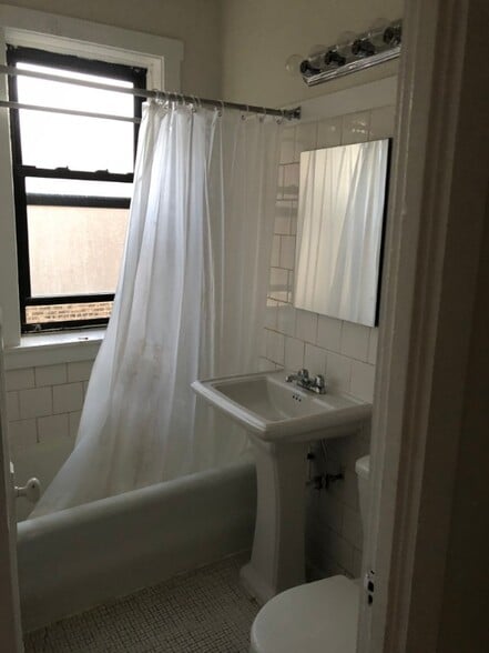 Building Photo - 6364 N Hermitage Ave