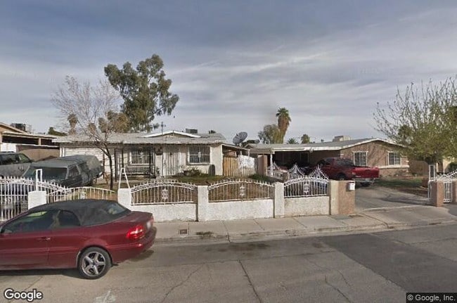 Building Photo - 3411 S Myrtle Ave