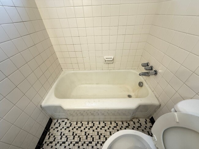 Building Photo - 2825 Amherst Rd