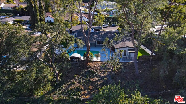 Building Photo - 16047 Meadowcrest Rd