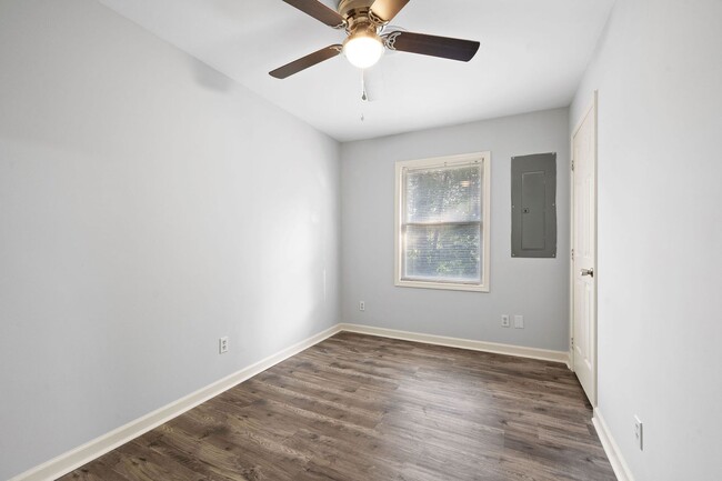 Building Photo - 221 Park Ln
