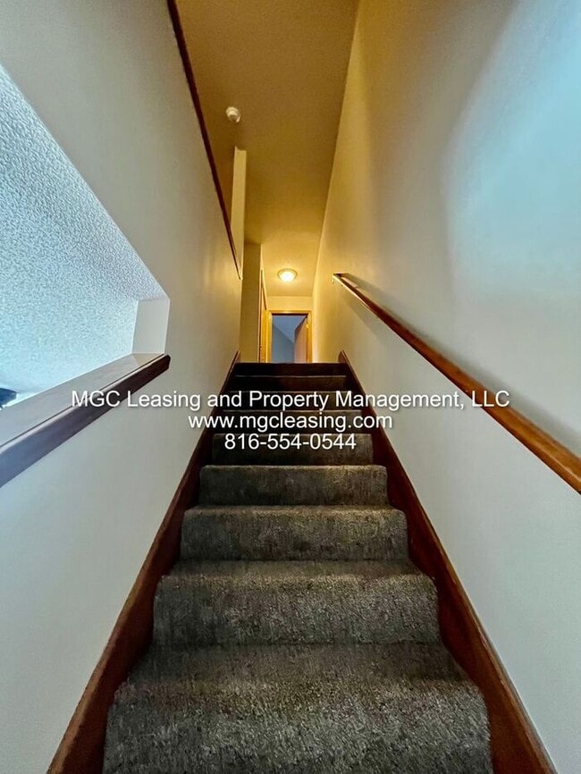 Building Photo - Remington Village Townhome in Raymore with unfinished basement!